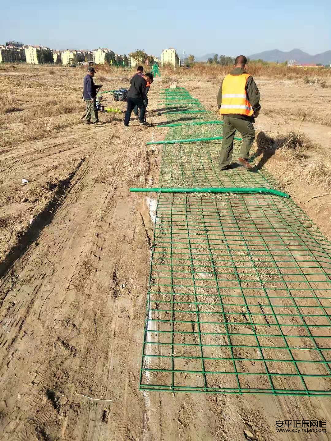 铁网围地护栏网多少钱一米
